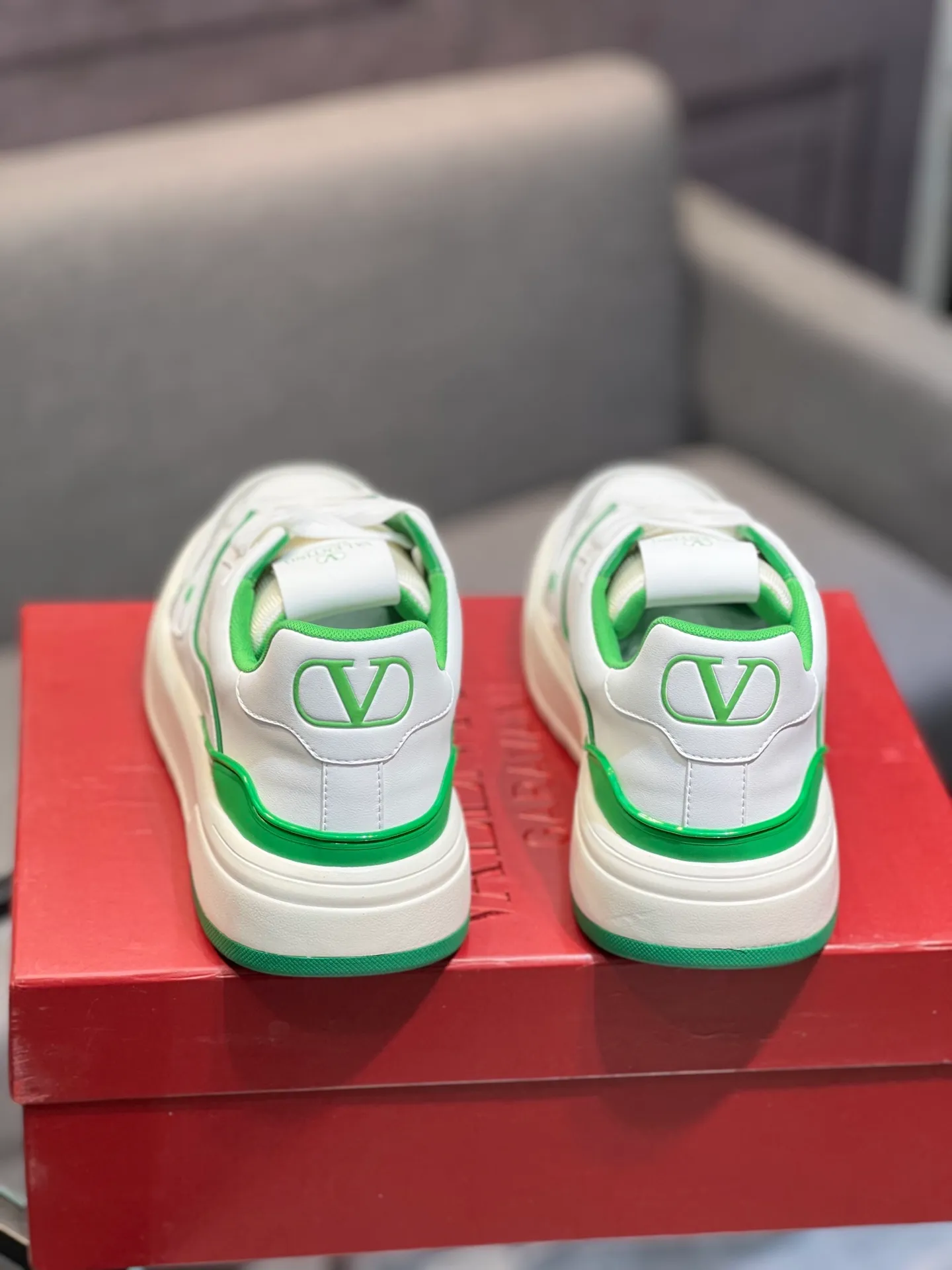 Men's men's shoes 💰660 𝑽𝒂𝒍𝒆𝒏𝒕𝒊𝒏𝒐 Valentino 𝑶𝒏𝒆𝑺𝒕𝒖𝒅 Couple's sneaker series Valentino 2025 latest couple's sneakers, celebrity style, hot sale. The original ZP was purchased and dismantled. Repeated pattern making and modification. I strive to restore the original version 1:1! Top luxury masterpiece, soft and comfortable, combining fashion and leisure, bringing excellent elegant texture and excellent on-foot comfort. Top purchase version upper: imported calfskin surface/original oil edge craftsmanship. Inner: water-dyed cowhide lining. Outsole: original development 𝐓𝐏𝐔 two-color combination outsole. Packaging: original configuration complete package. Code number: 35-44 yards. 34.45 can be customized. Can be customized (self-labeled-no label) order.